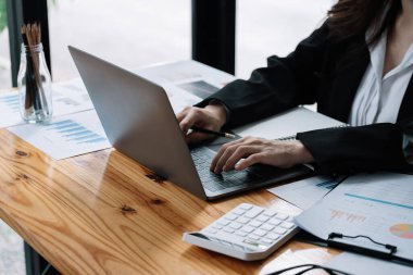 Matematik finansmanı için hesap makinesi ve dizüstü bilgisayar kullanan iş kadını ofis ve iş geçmişinde, vergi, muhasebe, istatistik ve analitik araştırma kavramında kapat