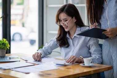 Ofisteki bütçe toplantısında finansal planlama grafiği ve şirketini tartışan iki iş ortağı