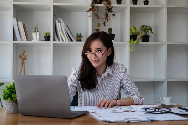 Boekhouder of boekhouder die aan de rekenmachine werkt voor de berekening van het financiële gegevensrapport, het boekhoudkundig document en de laptop op kantoor, het bedrijfsconcept — Stockfoto