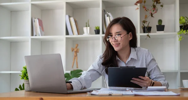 Gros plan comptable femme travaillant pour rapport financier avec ordinateur portable et calculatrice — Photo