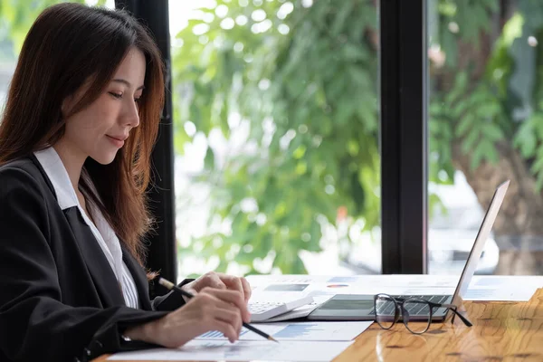 Escriturário ou inspetor financeiro mãos fazendo relatório, cálculo. Finanças domésticas, investimento, economia, economia de dinheiro ou conceito de seguro — Fotografia de Stock