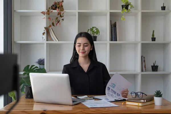 Linda morena encantadora menina asiática feliz com laptop à mesa no café, estudante, freelancer ou jovem gerente trabalhando para o negócio financeiro — Fotografia de Stock