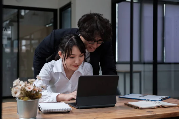 Estudiantes asiáticos universitarios que aprenden idiomas usando tableta digital e internet, trabajando juntos en proyectos. Preparación del examen. Concepto de educación online. equipo de compañeros de trabajo lluvia de ideas. Reunión. Trabajo en equipo —  Fotos de Stock