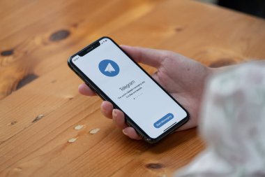 CHIANG MAI, THAILAND, JUL 27, 2019: Ekranda sosyal ağ hizmetleri telgrafıyla iPhone X 'i tutan kadın. iPhone 10 Apple Inc. tarafından oluşturuldu ve geliştirildi.