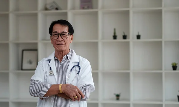 Retrato asiático masculino sênior médico hospital médico clínica medicina cuidados de saúde. — Fotografia de Stock