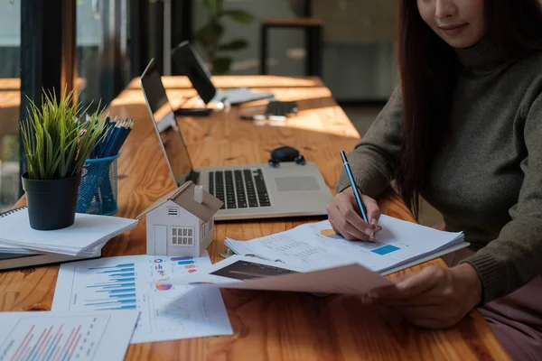 Business Woman Financing Accounting Banking Concept, Geschäftsfrau, die Finanzen und Berechnung über die Kosten für Immobilieninvestitionen und in anderen, Steuersystem — Stockfoto