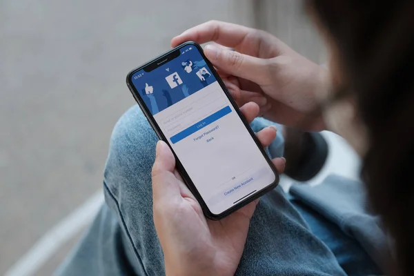 CHIANG MAI, TAILANDIA - 28 NOV 2021: Facebook social media app logo on log-in, sign-up registration page on mobile app screen on iPhone Xs in persons hand working on e-commerce shopping business. — Foto de Stock