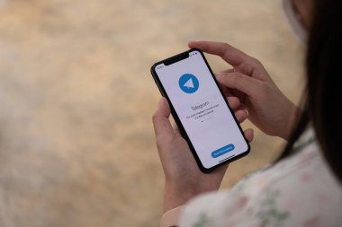 CHIANG MAI, THAILAND, 14 Kasım 2021: Ekranda sosyal ağ servisi telgrafı olan iPhone X 'i tutan kadın. iPhone 10 Apple Inc. tarafından oluşturuldu ve geliştirildi