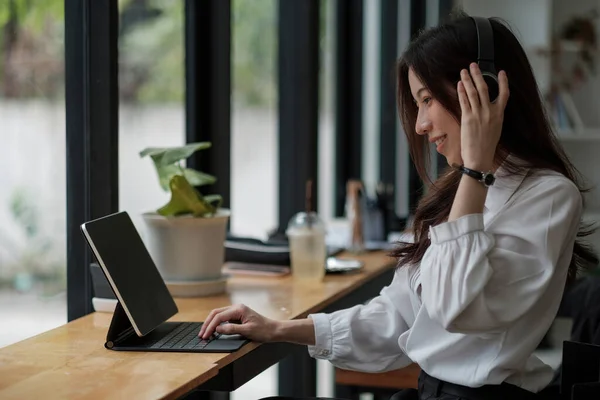 Side view ázsiai nő segítségével videohívás kommunikálni üzleti munkatárs barátja otthonról során elszigeteltség a koronavírus járvány krízis — Stock Fotó