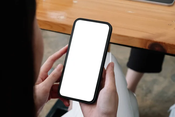 Mock up telefon i kvinna hand visar vit skärm, kvinna med hjälp av mobiltelefon med tom skärm för SMS, chatt. — Stockfoto