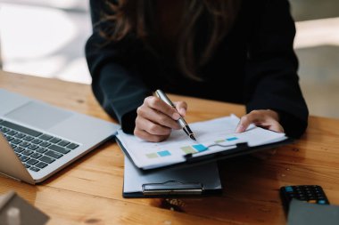 Finansal danışman raporları grafikler, vergiler, bütçe ve muhasebe kavramlarıyla gözden geçiriyor