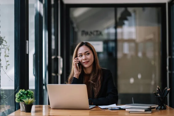 Retrato de mujer asiática joven freelance en línea trabajando desde casa con ordenador portátil durante la llamada telefónica. quaratine coronavirus, startup tecnológica. — Foto de Stock