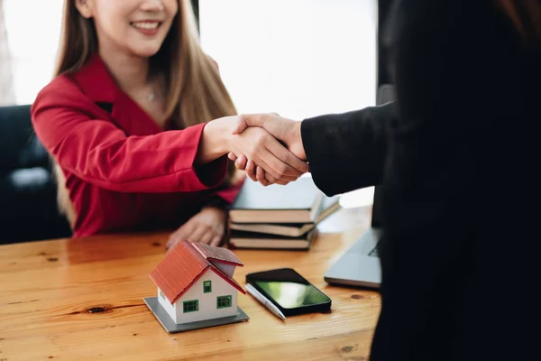 Agente immobiliare e cliente che stringe la mano dopo contratto finito dopo circa assicurazione domestica e prestito di investimento — Foto Stock