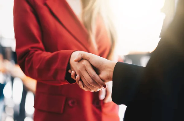 Due uomini d'affari si stringono la mano come ciao in ufficio primo piano. Amico benvenuto, introduzione, saluto o ringraziamento gesto, pubblicità del prodotto, approvazione della partnership, stipulare un accordo sul concetto di affare — Foto Stock