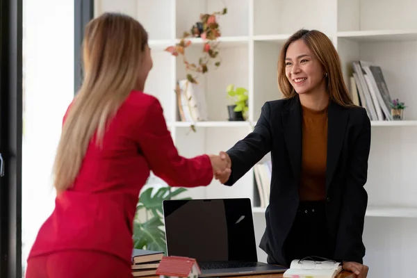 Agente immobiliare e cliente che stringe la mano dopo contratto finito dopo circa assicurazione domestica e prestito di investimento — Foto Stock