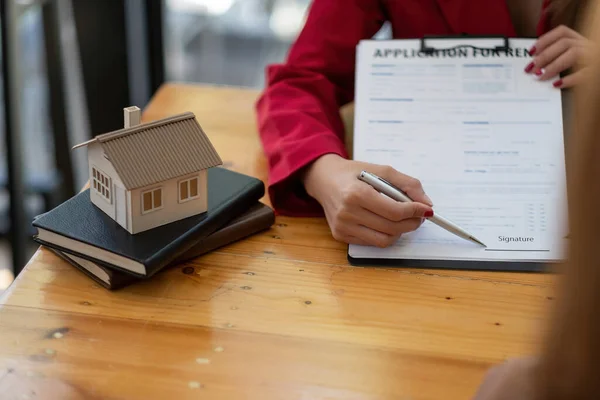 Client signer les documents pour faire le contrat légalement, Ventes de maisons et location de maisons concept immobilier — Photo