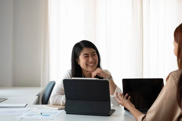 Asiática mujer consejera reunión con el cliente financiero. Joven candidato hermoso en la entrevista de trabajo en el espacio de oficina moderna. Consultoría empresarial o concepto de empleo. —  Fotos de Stock