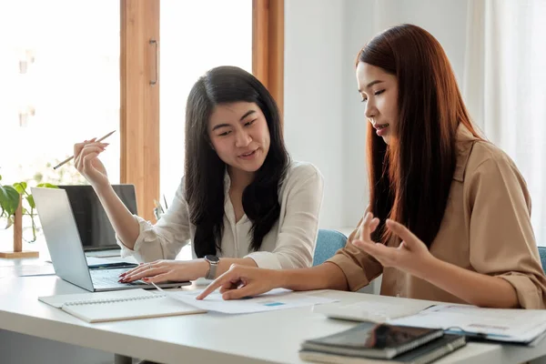 Gente de negocios reunida en la oficina para planificar la estrategia y la lluvia de ideas, colegas pensando en el concepto —  Fotos de Stock