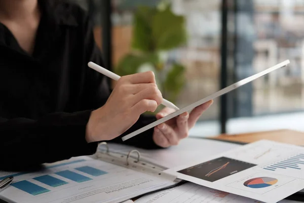 Gros plan main de femme d'affaires en utilisant stylet stylo avec tablette numérique pour la comptabilité financière à partir du graphique de la paperasserie — Photo