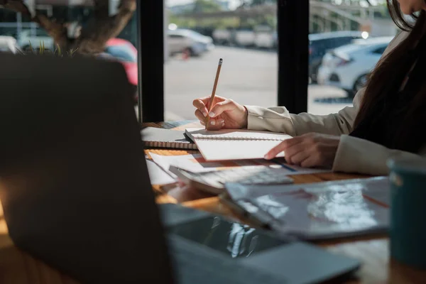 Női kéz jegyzetel a jegyzetfüzetben. Kézírás. Kreatív írás. az irodai pénzügyi számvitel céljából dolgozó vállalkozás. — Stock Fotó