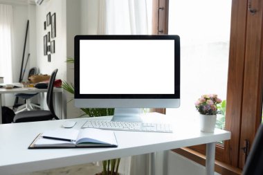 Ofis odasında dekorasyonlu boş ekran masaüstü bilgisayarı ve kopyalama alanı