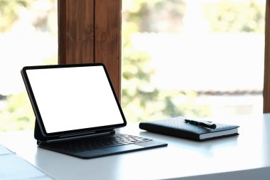 Çalışma alanı üzerinde boş masaüstü beyaz ekranı olan siyah dijital tablet pc görüntüsü