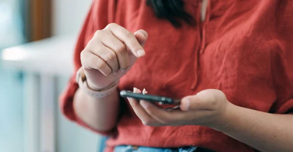 Fechar a mulher usando telefone inteligente com tela sensível ao toque dedo mão, mensagens de texto, bate-papo ou mídia social — Fotografia de Stock