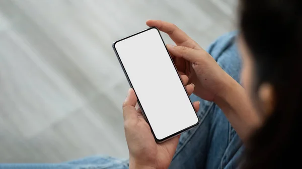 Mulher segurando telefone inteligente com fundo turvo. Para montagem de exibição gráfica — Fotografia de Stock