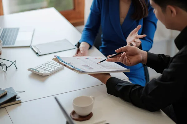 Dos colegas discutiendo datos con datos de documentos en la mesa de escritorio. Primer encuentro de empresarios para discutir la situación en el mercado. —  Fotos de Stock