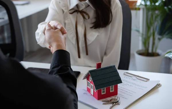 주택 보험 과 투자 융자에 대한 계약에 서명 한 이후 부동산 중개자와 고객 악수. — 스톡 사진