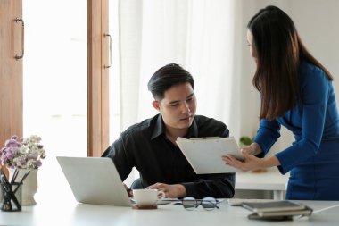 İş ekibi toplantısı konferans, işbirliği mali rapor ve pazarlama iş stratejisi projesiyle analizi tartışması