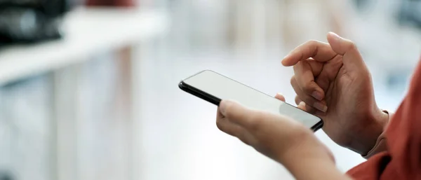 Mujer cercana usando un teléfono inteligente con pantalla táctil de dedo de la mano, mensajes de texto, chat o redes sociales — Foto de Stock