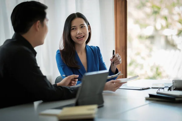 Dos negocios asiático Hablar Discusión con compañero de trabajo planificación analizar financiera documento datos gráficos y gráficos en Reunión y exitoso trabajo en equipo Concepto. —  Fotos de Stock