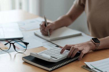Muhasebeye yakın el, sonuçların incelenmesi ve analiz edilmesi için grafikler kullanarak şirketlerin finansal büyüme istatistiklerini kaydetmek, ofiste notlar almak ve veri grafiklerini analiz etmektir.