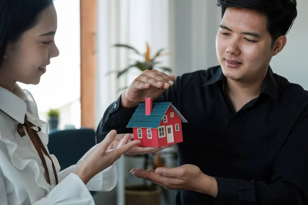Asiatiska par använder sina händer för att skydda Begreppet användning av gester i fastighetsinvesterare, leasing försäkring, köp och försäljning kontrakt och underhåll — Stockfoto