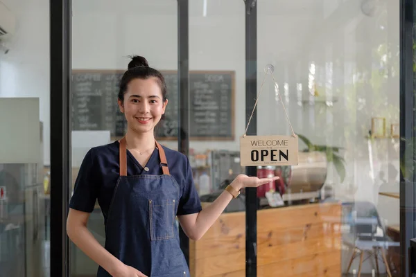 Retrato de sorrindo asiático mulher startup bem sucedido pequeno empresário proprietário no café loja restaurante. Mulher barista dono do café. PME empresário vendedor conceito de negócio — Fotografia de Stock