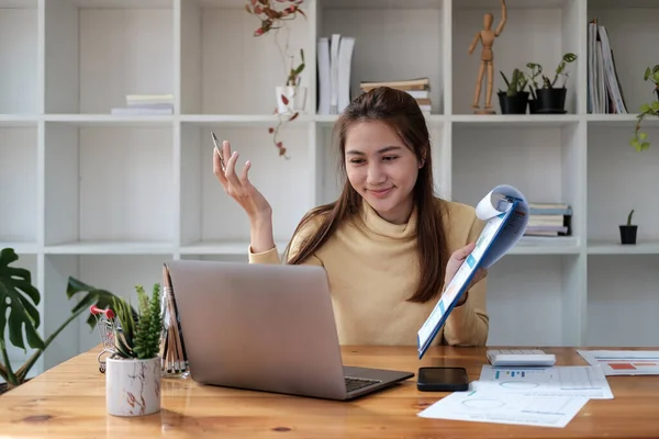 亚洲商界女性在线演讲讨论财务报告谈话制作会议视频电话. — 图库照片