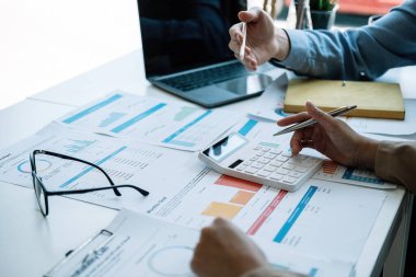 İş finansmanı ve muhasebeci, önümüzdeki yıl belirlenen hedefleri tutturmak için finans planlama satışlarını denetlemek üzere ortaklarla görüşüyor. borsa konsepti
