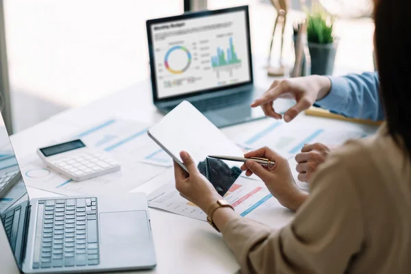 Team discussing business analytics or intelligence dashboard on digital tablet and discussing graphs while analyzing location of sales — Stock Photo, Image