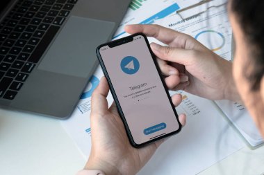 CHIANG MAI, THAILAND, 12 Şubat 2022: Ekranda sosyal ağ hizmetleri telgrafıyla iPhone X 'i tutan kadın. iPhone 10 Apple Inc. tarafından oluşturuldu ve geliştirildi