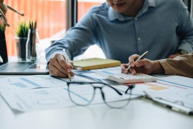 Yeni başlangıç projesi, tartışma ve analiz veri çizelgeleri ve grafikleri, bilgisayar kullanarak, iş finans ve strateji muhasebe kavram çalışma iş takım toplantısı.