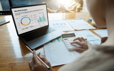 Finans, vergi, muhasebe, istatistik ve analitik araştırma konseptini hesaplamak için hesap makinesi ve dizüstü bilgisayar kullanarak iş adamı ve ortağını kapat