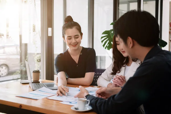 Grupo de jóvenes asiáticos equipo financiero de negocios trabajan juntos en la reunión de tormenta de ideas del proyecto. Cooperar con el trabajo en equipo, la planificación de estrategias, la creación de pequeñas empresas o el concepto de compañero de trabajo de oficina. —  Fotos de Stock