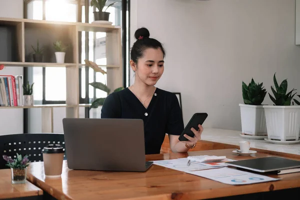 Retrato de mulher de negócios asiática fazendo telefonema enquanto trabalhava com computador portátil para contabilidade financeira — Fotografia de Stock