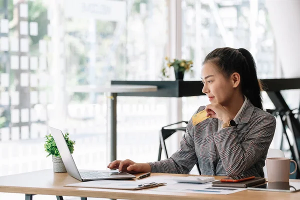 Feliz asiática mujer manos celebración de tarjeta de crédito y el uso de ordenador portátil. Concepto de compras online. — Foto de Stock