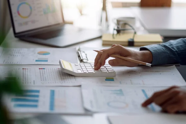 Närbild av affärsman eller bokhållare som arbetar inom finans och redovisning analysera finansbudget med miniräknare på kontoret, ekonomisk redovisning koncept. — Stockfoto