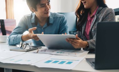 İki Asya iş toplantısı ve mali raporla çalışma, yatırım iş planı, finans analizi kavramı hakkında konuşma