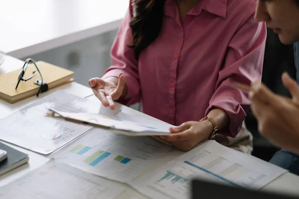 Business asian advisor meeting zur Analyse und Diskussion der Situation auf dem Finanzbericht im Besprechungsraum. Investitionsfinanzierungskonzept — Stockfoto