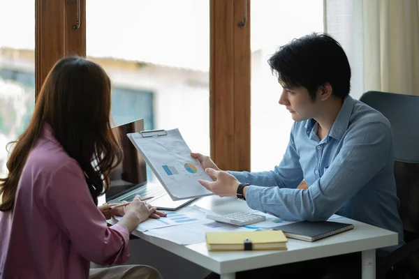 Business People Reunião para analisar e discutir e brainstorming os dados do gráfico de relatório financeiro no escritório Consultor financeiro trabalho em equipe e conceito de contabilidade — Fotografia de Stock