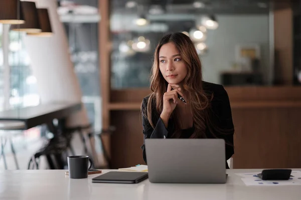 Asiatique belle femme pensée idée et de travailler avec ordinateur portable pour la finance dans le bureau moderne — Photo